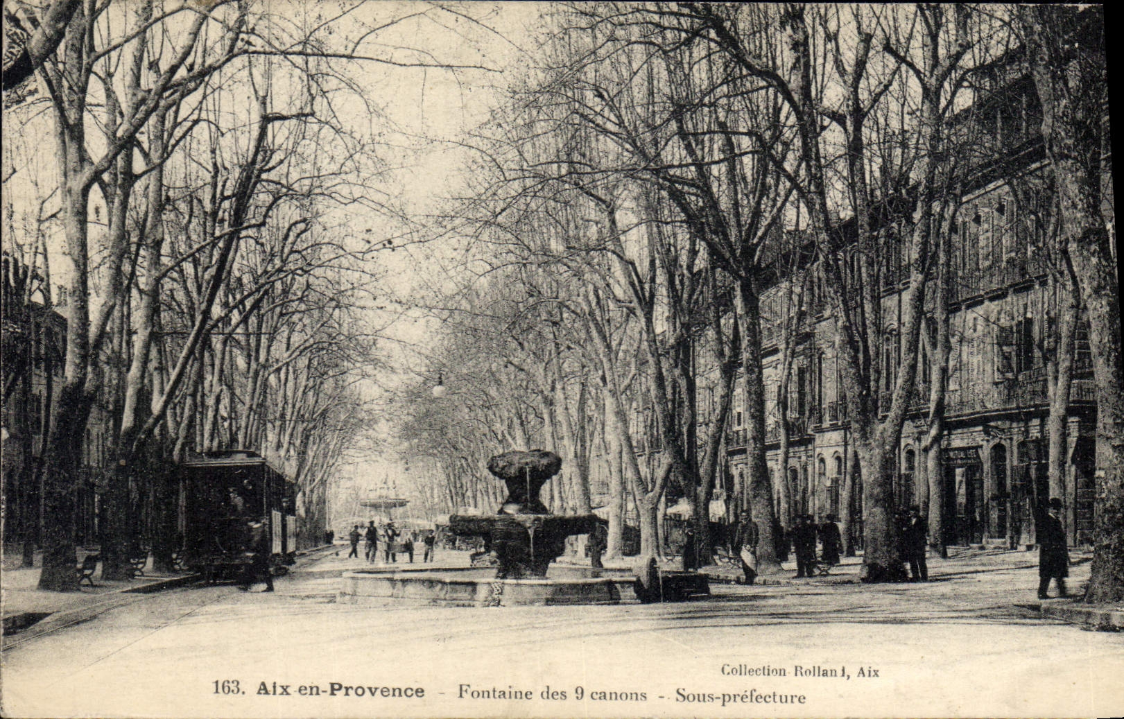 CPA Sous Prefecture Aix en Provence Fontaine des 9 canons Tramway