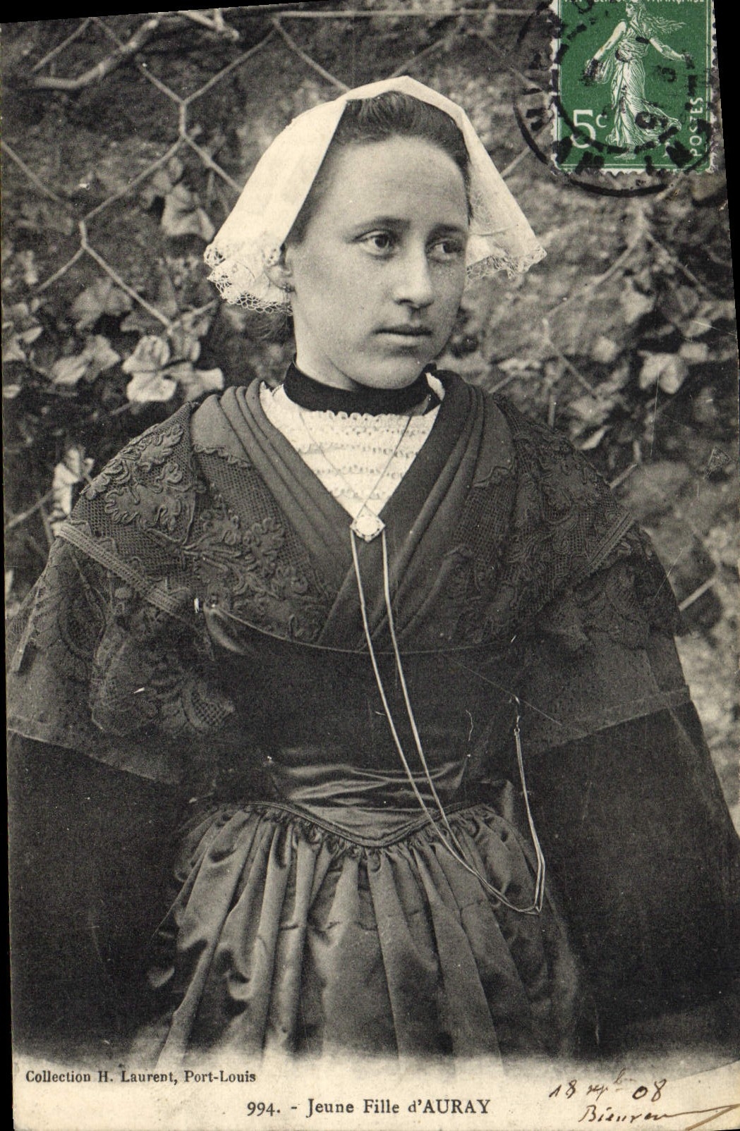 CPA Folklore Jeune fille d'Auray 