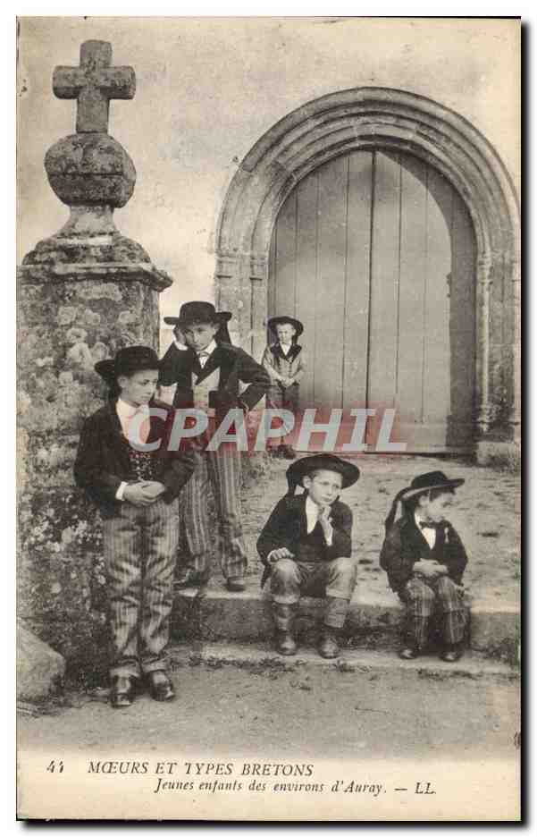 CPA Folklore Jeunes enfants des environs d'Auray