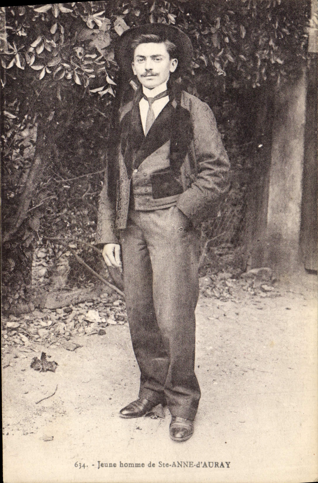 CPA Folklore Jeune homme de Ste Anne d'Auray