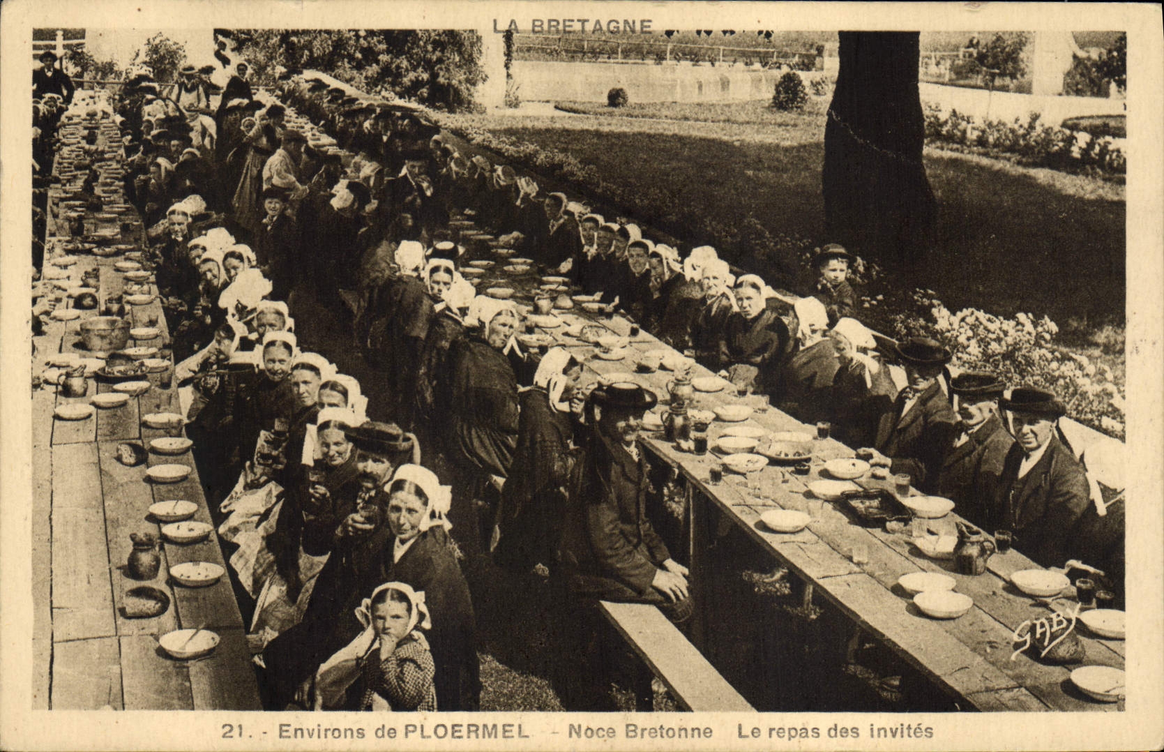 CPA Folklore Environs de Ploermel Noce bretonne le repas des invites Mariage