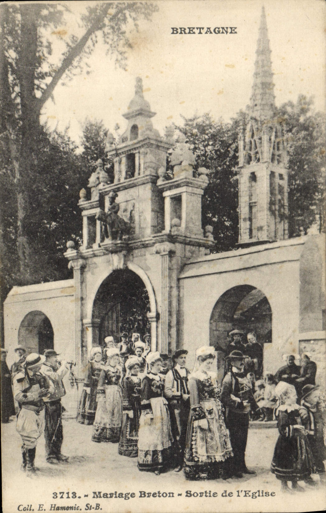 CPA Folklore Mariage breton Sortie de l'eglise 
