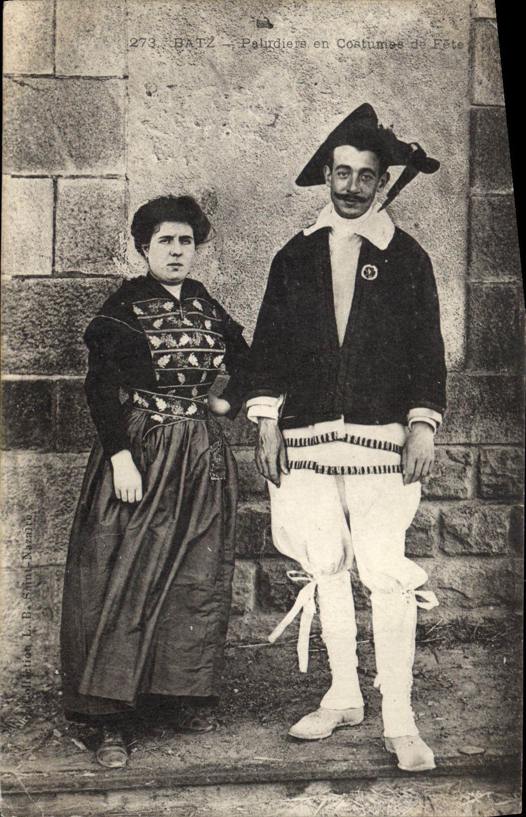 CPA Folklore Batz Paludiers en costumes de fete