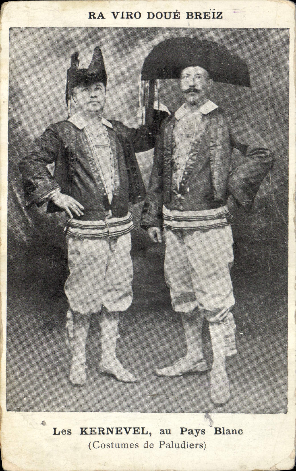 CPA Folklore Les Kernevel au Pays Blanc Costume de Paludiers