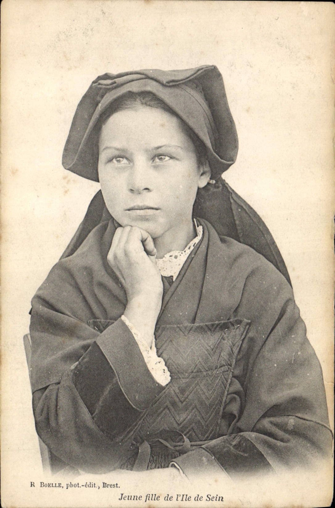 CPA Folklore Jeune fille de l'Ile de Sein