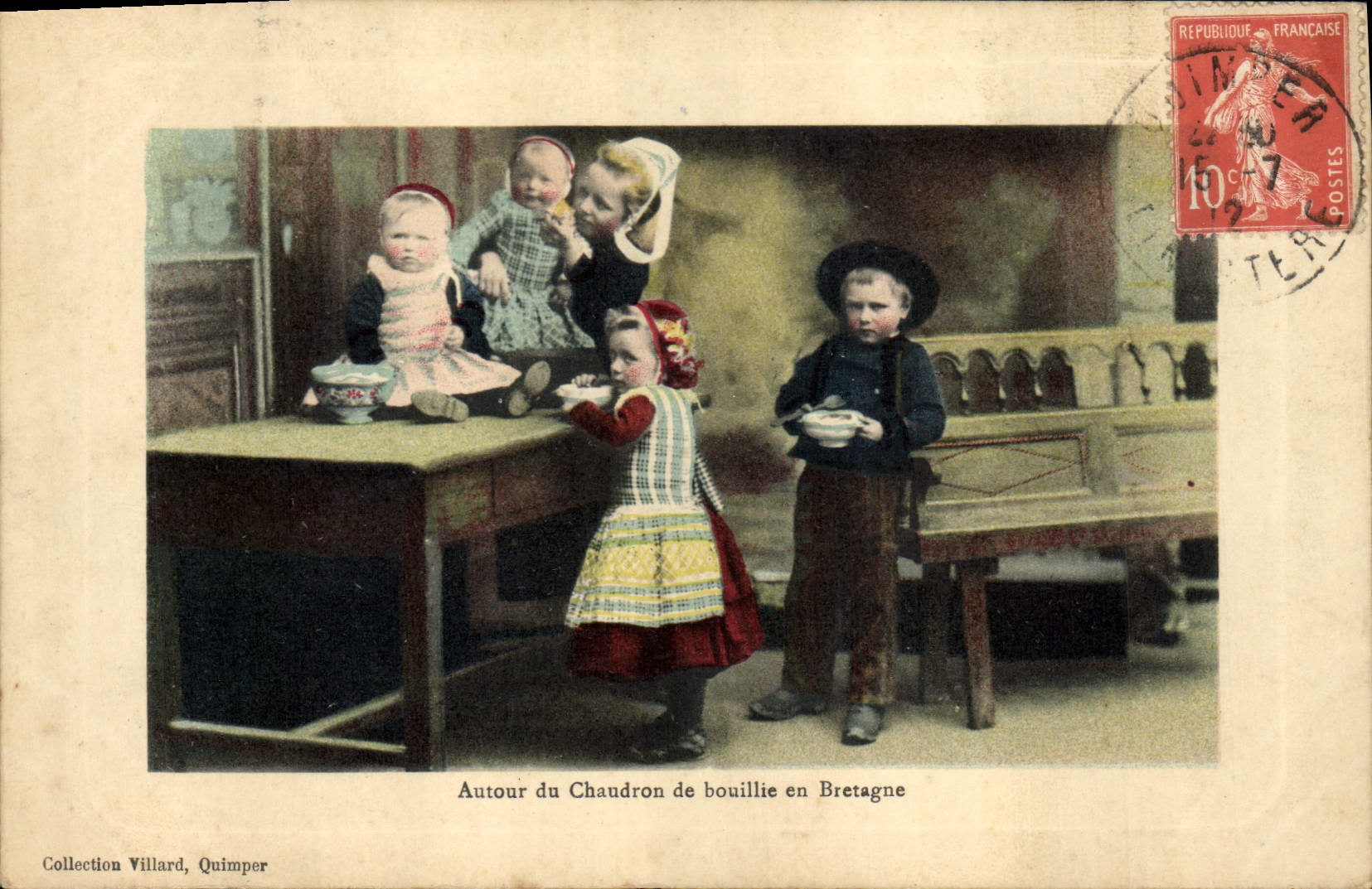 CPA Folklore Autour du chaudron de bouillie en Bretagne Enfants
