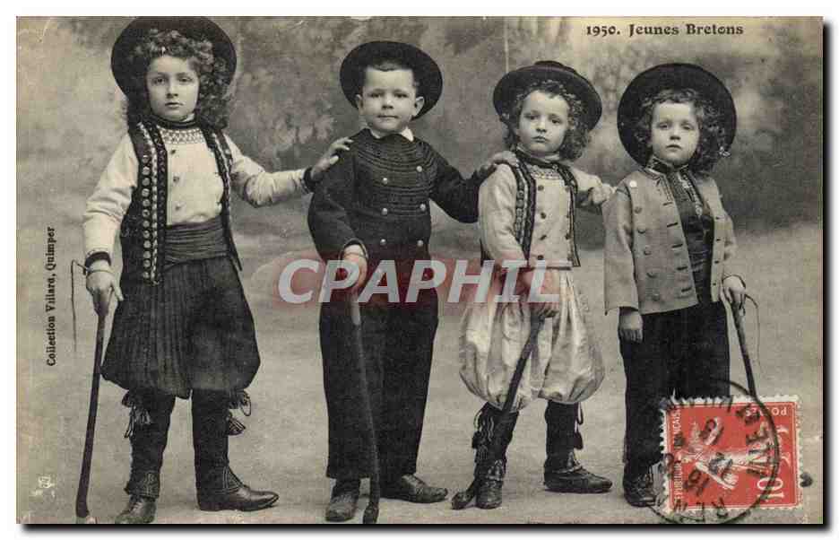 CPA Folklore Jeunes Bretons Bretagne