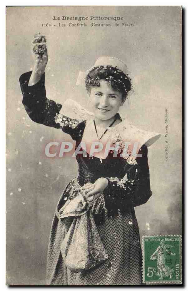 CPA Folklore Les confettis Costumes de Scaer Bretagne