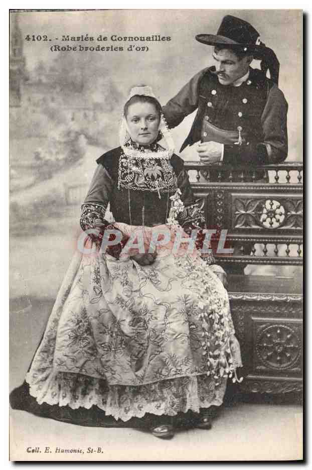 CPA Folklore Maries de Cornouailles Robe broderie d'or Mariage