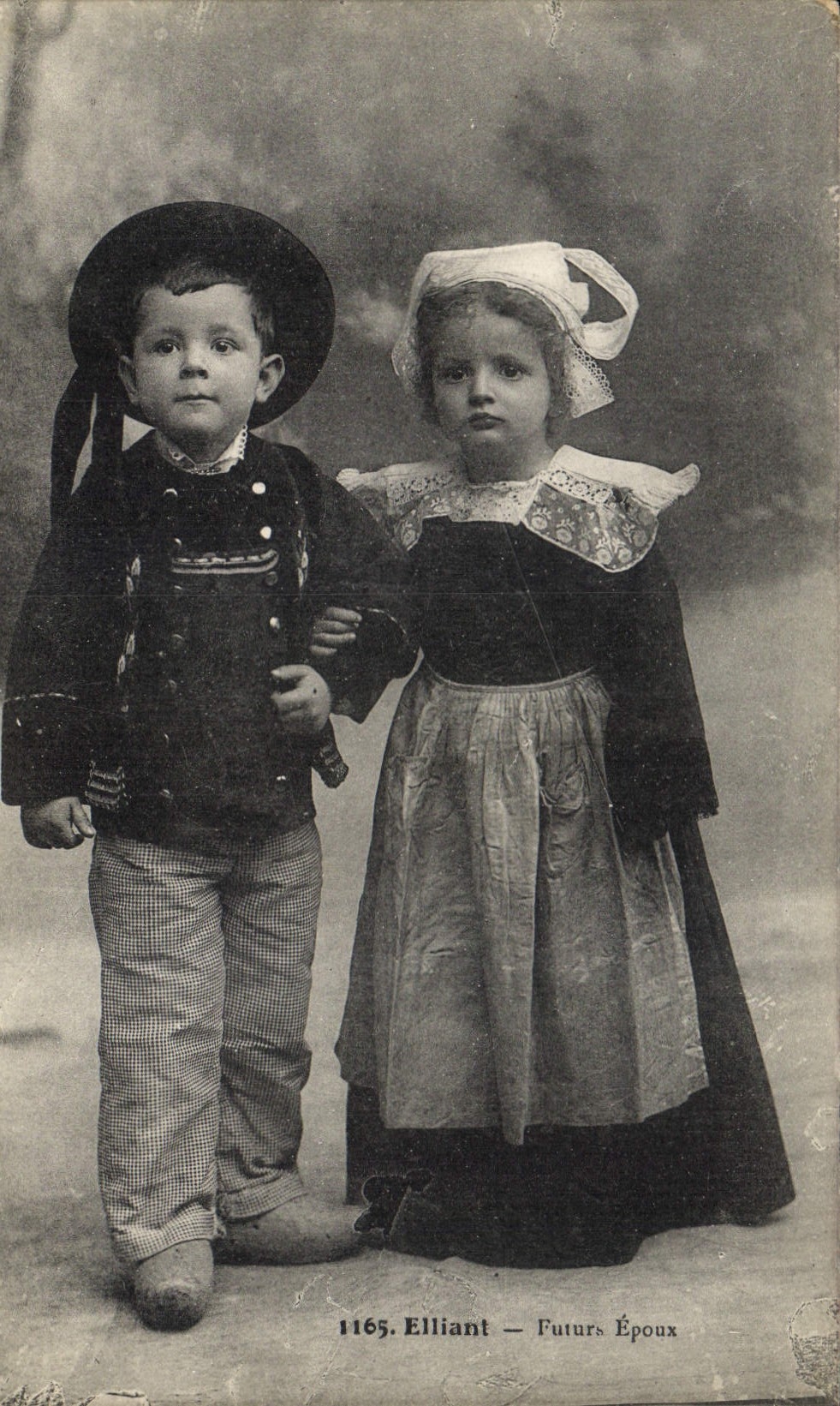 CPA Folklore Elliant Futurs epoux Enfants