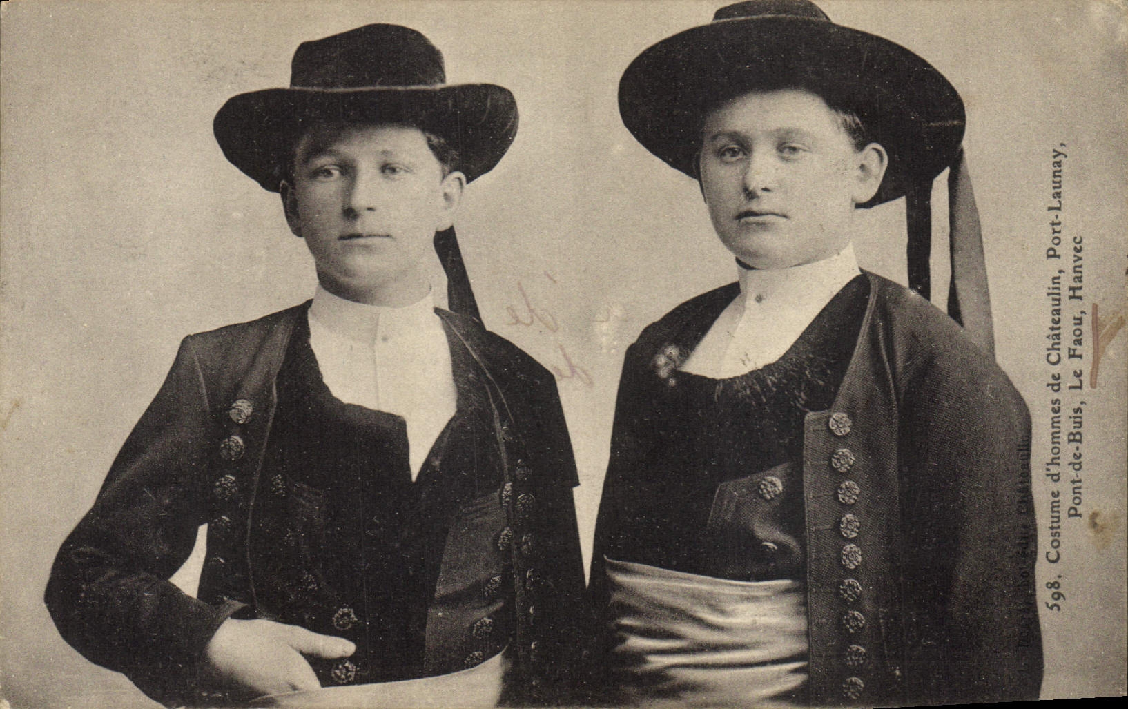 CPA Folklore Costume d'hommes de Chateaulin Port Launay Pont de Buis Le FAou Hanvec