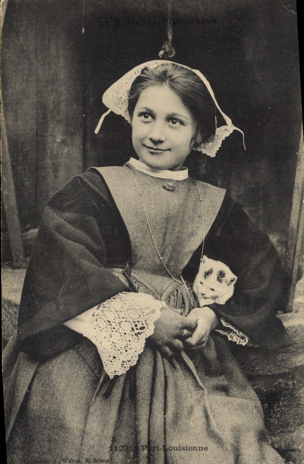 CPA Folklore Port Louisienne Chat Chaton