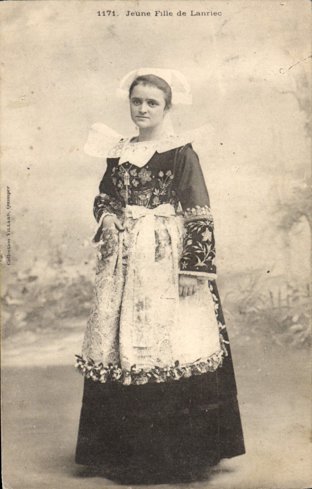 CPA Folklore Jeune fille de Lanriec