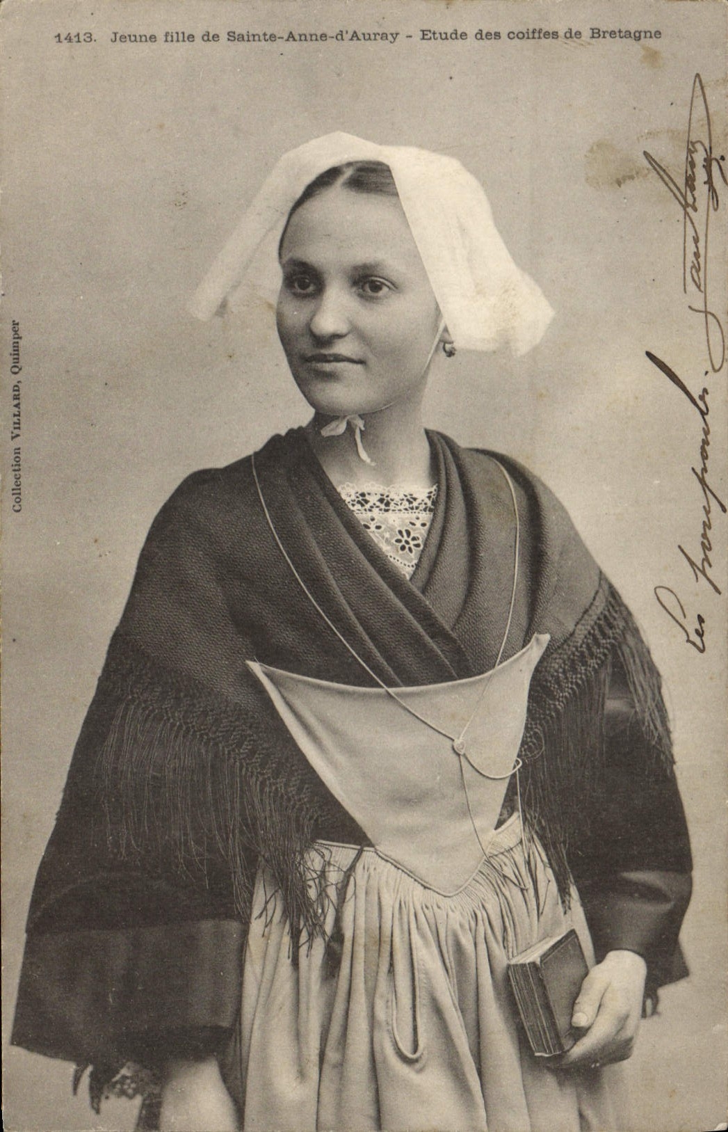 CPA Folklore Jeune fille de Sainte Anne d'Auray 