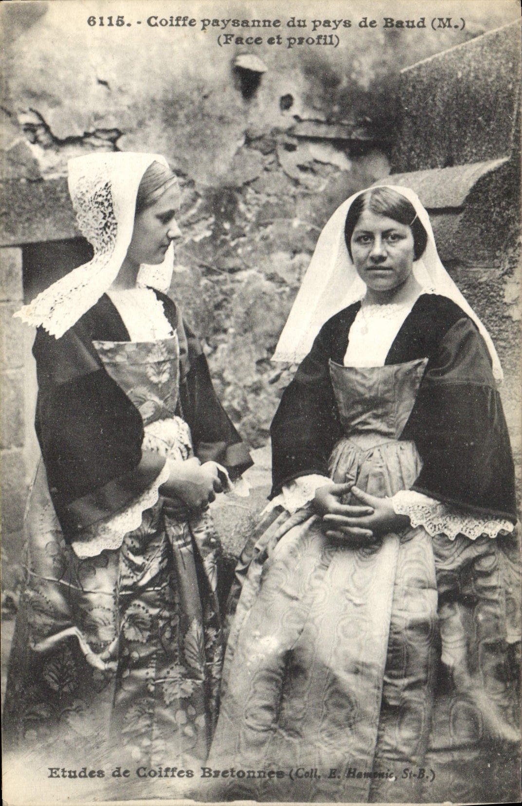 CPA Folklore Coiffe paysanne du Pays de Baud Face et profil