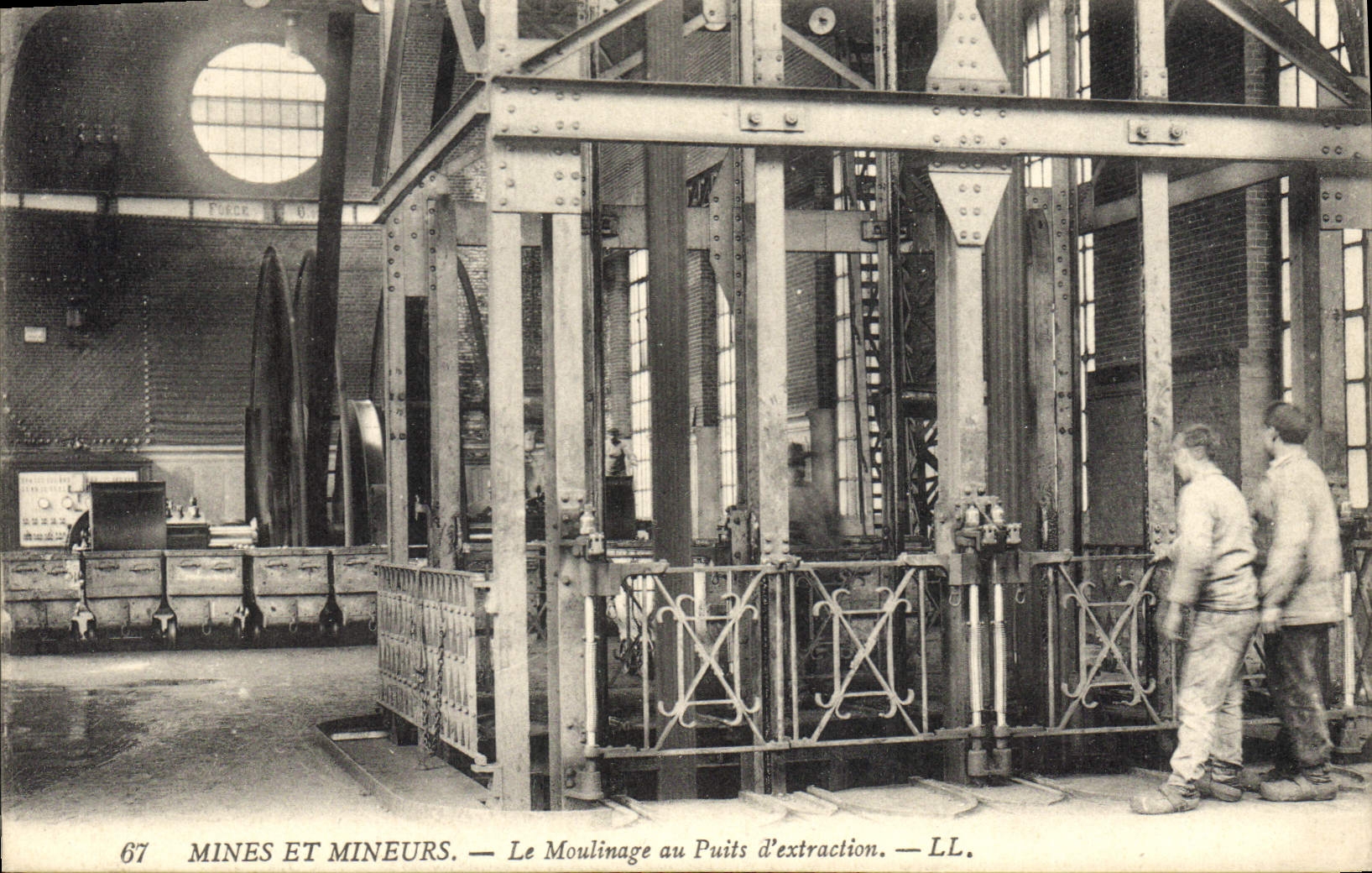 CPA Mine Mines Mineurs le moulinage au puits d'extraction