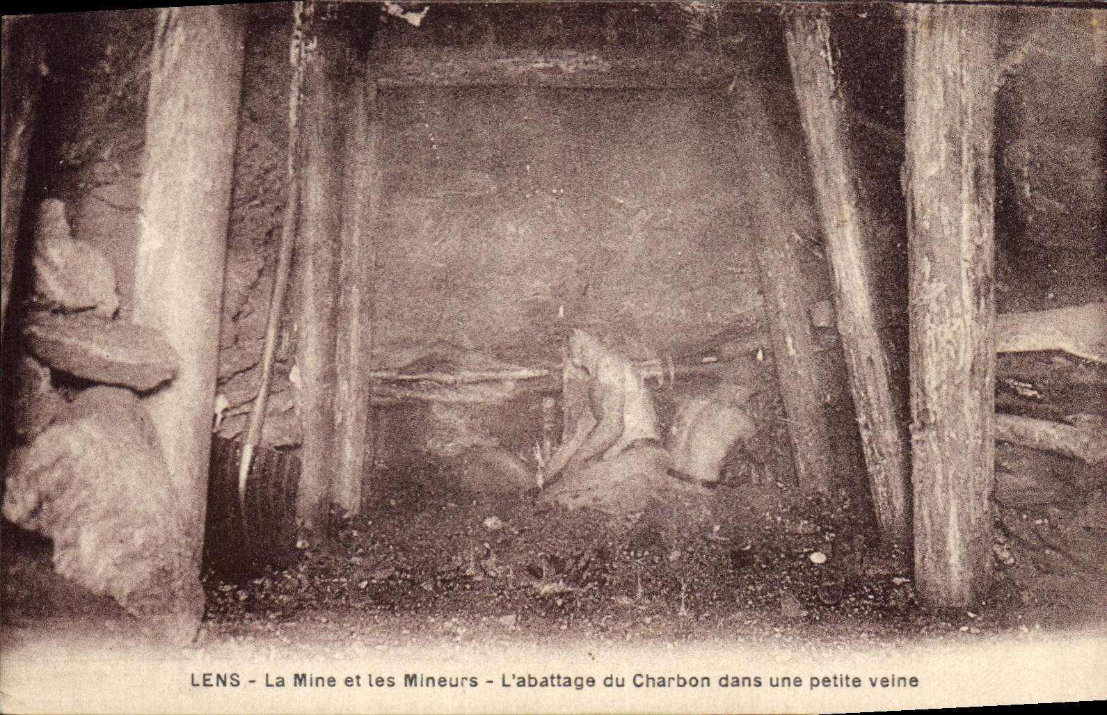 CPA Mine Mines Lens La mine et les mineurs L'abattage du charbon dans une petite veine