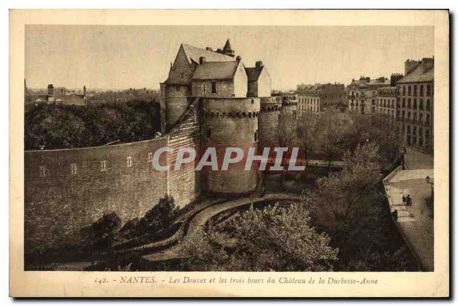 CPA Chateau Nantes Les douves et les trois tours du chateau de la Duchesse Anne