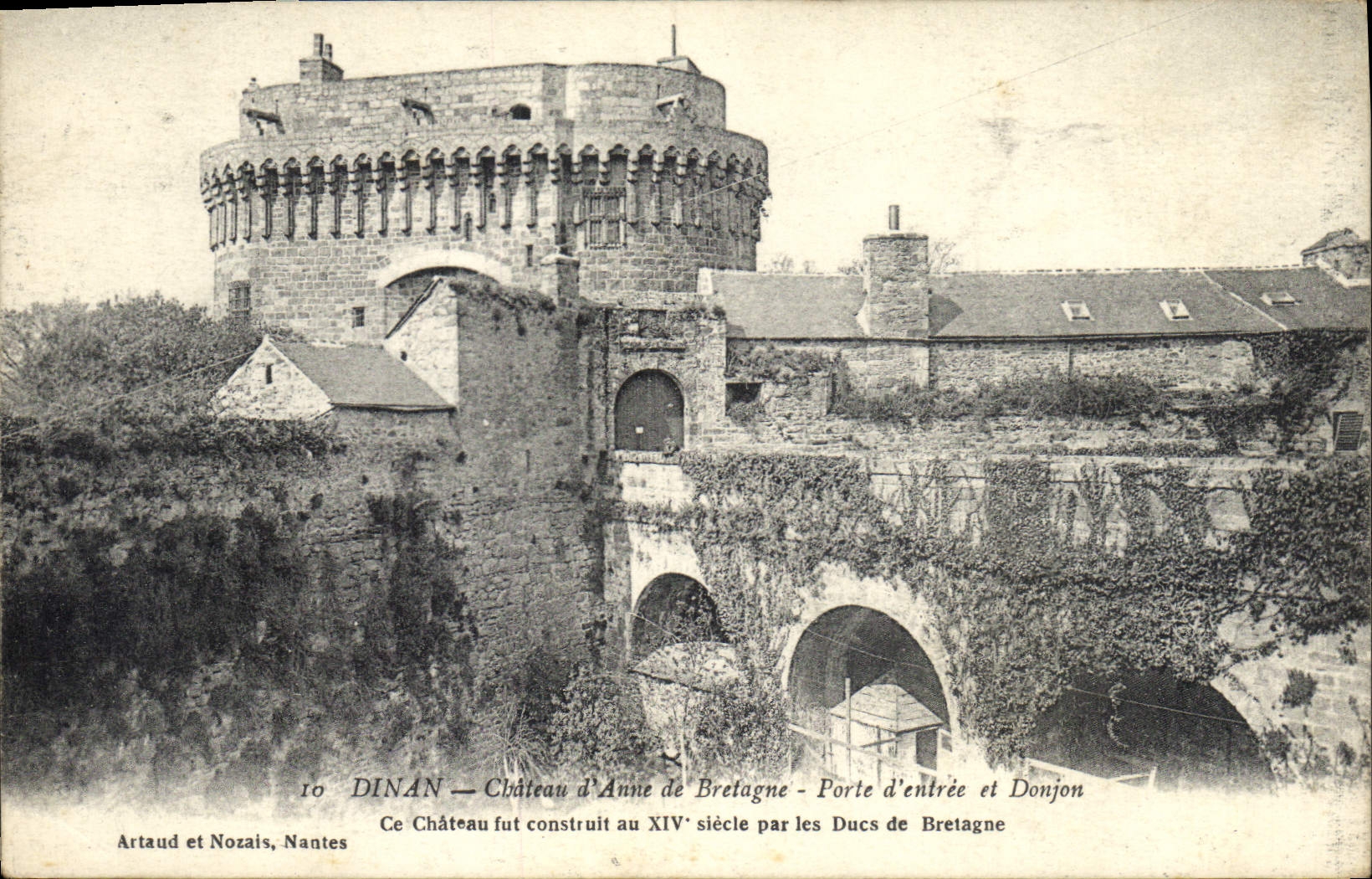 CPA Chateau Dinan Chateau d'Anne de Bretagne Porte d'entree et donjon 