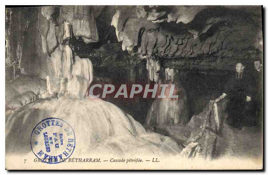 CPA Grottes de Betharram Cascade petrifiee Pretre