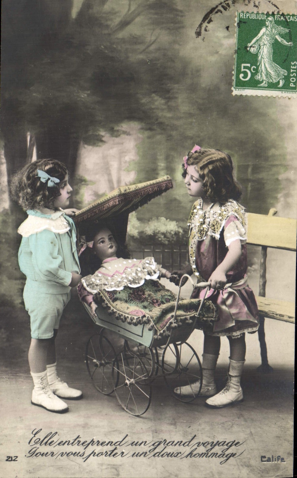 Deux enfants avec poupée dans landau — Calife, n°212 — République Française 5c