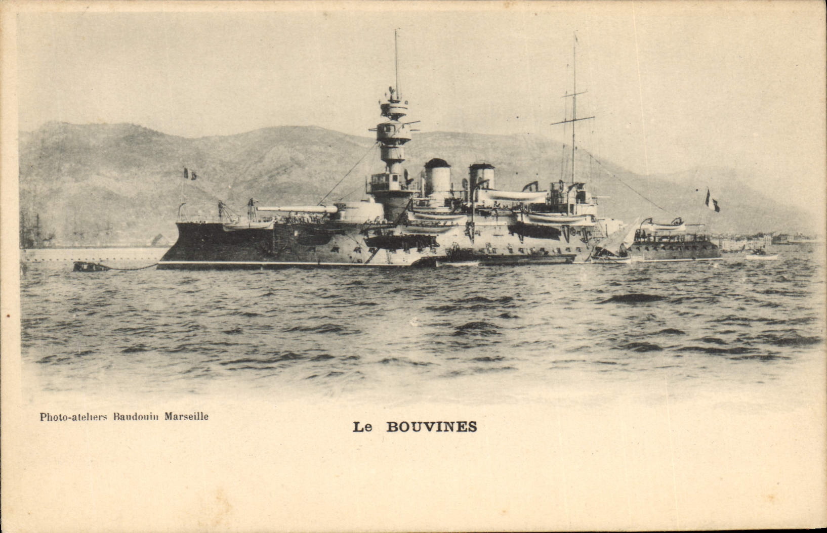 CPA Bateau de Guerre Le Bouvines