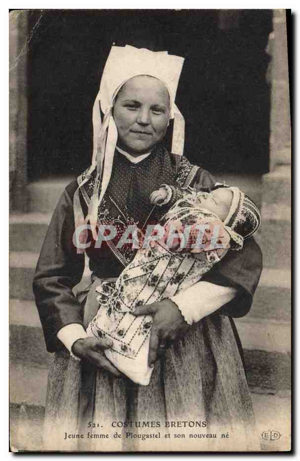 CPA Folklore Jeune femme de Plougastel et son nouveau ne
