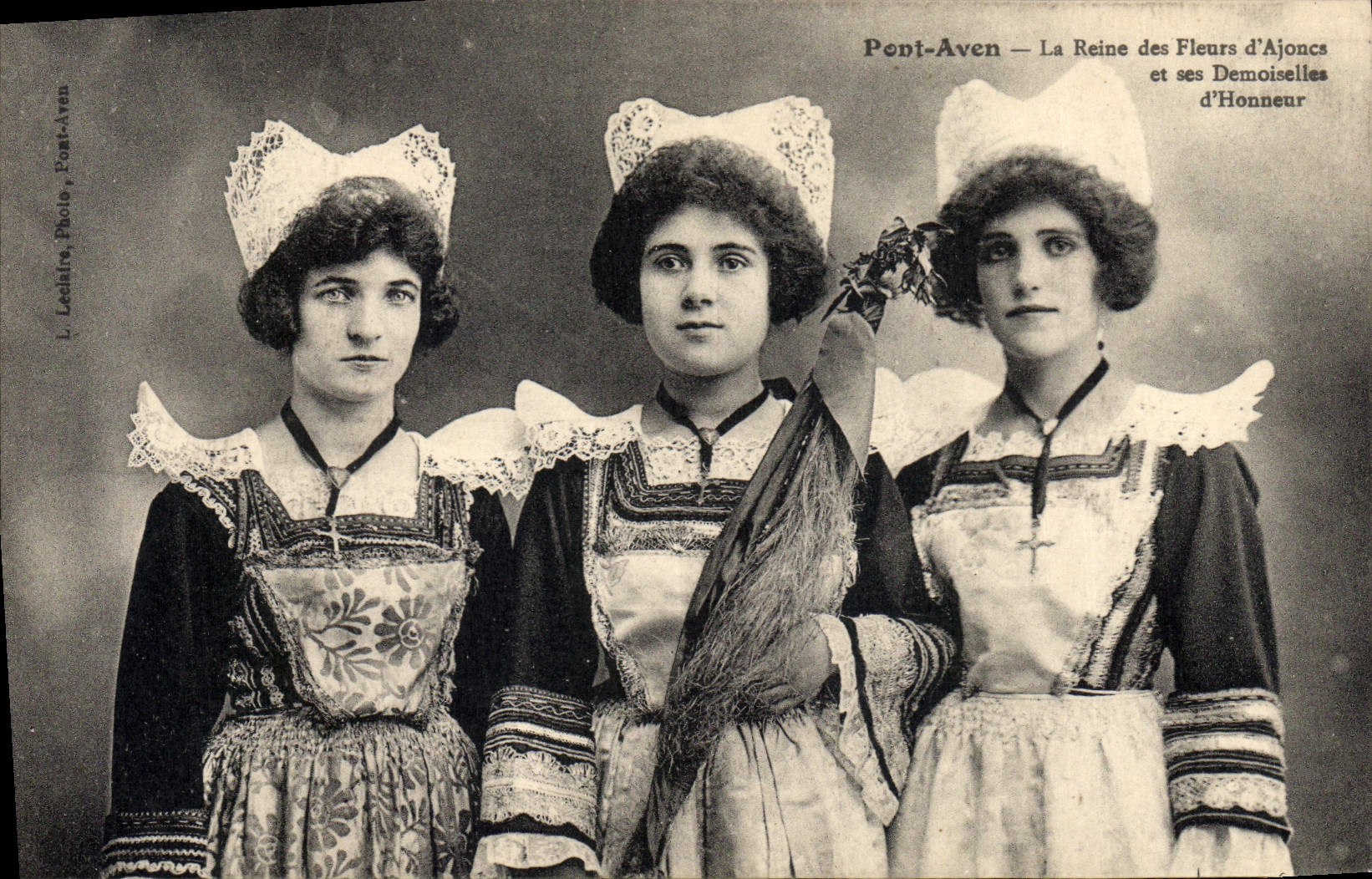 CPA Folklore Pont Aven La reine des fleurs d'ajoncs et ses demoiselles d'honneur