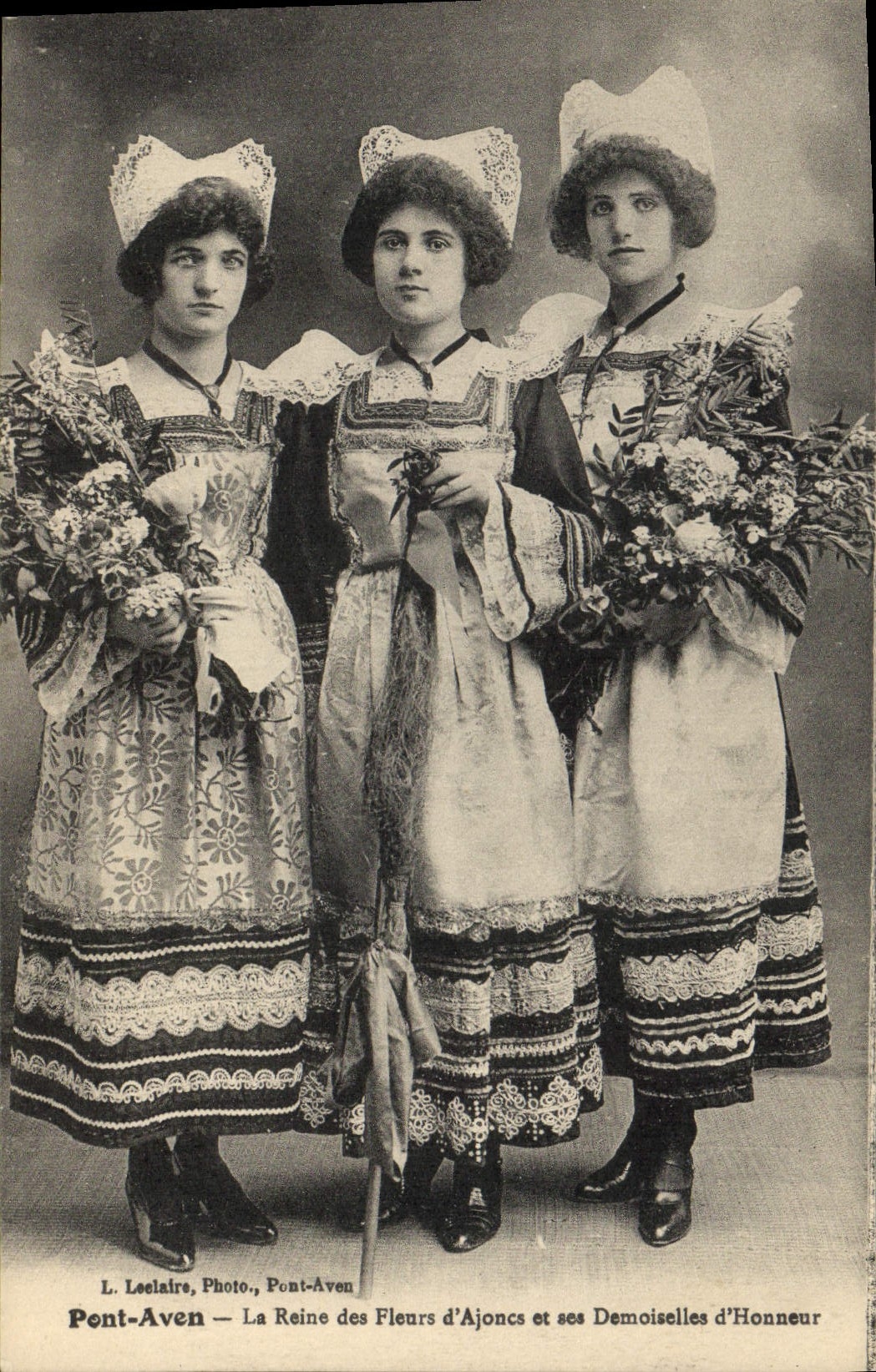 CPA Folklore Pont Aven La reine des fleurs d'ajoncs et ses demoiselles d'honneur