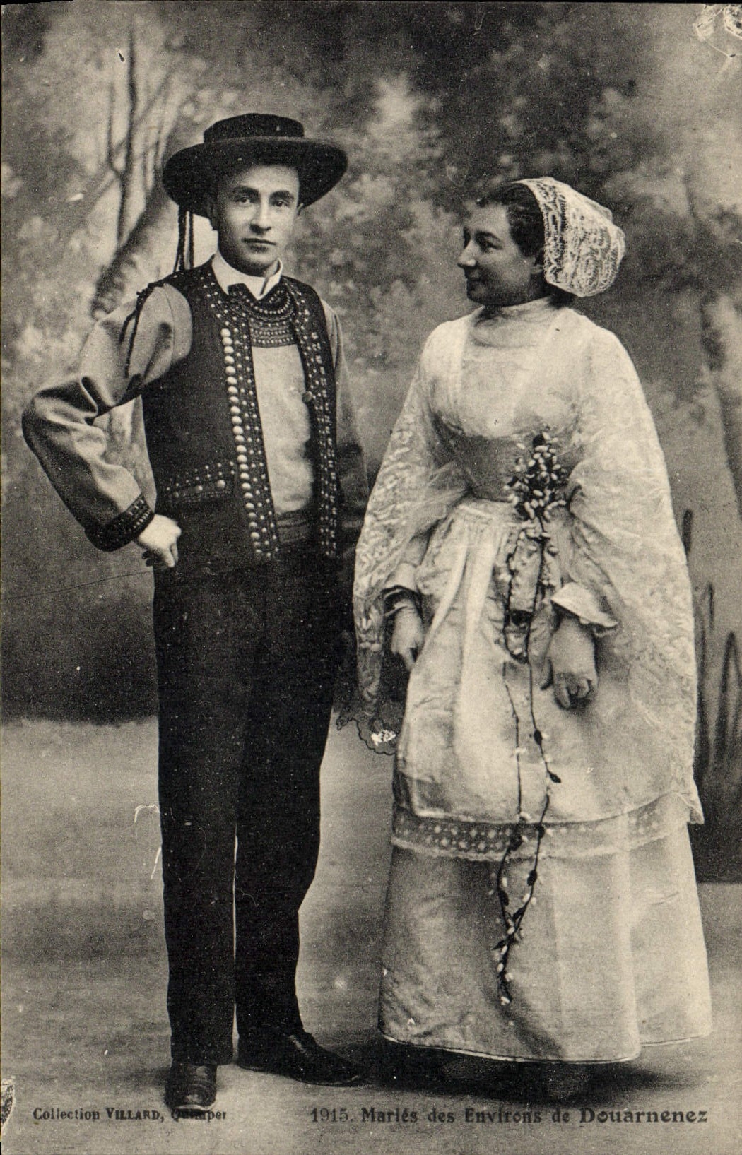 CPA Folklore Maries des environs de Douarnenez Mariage