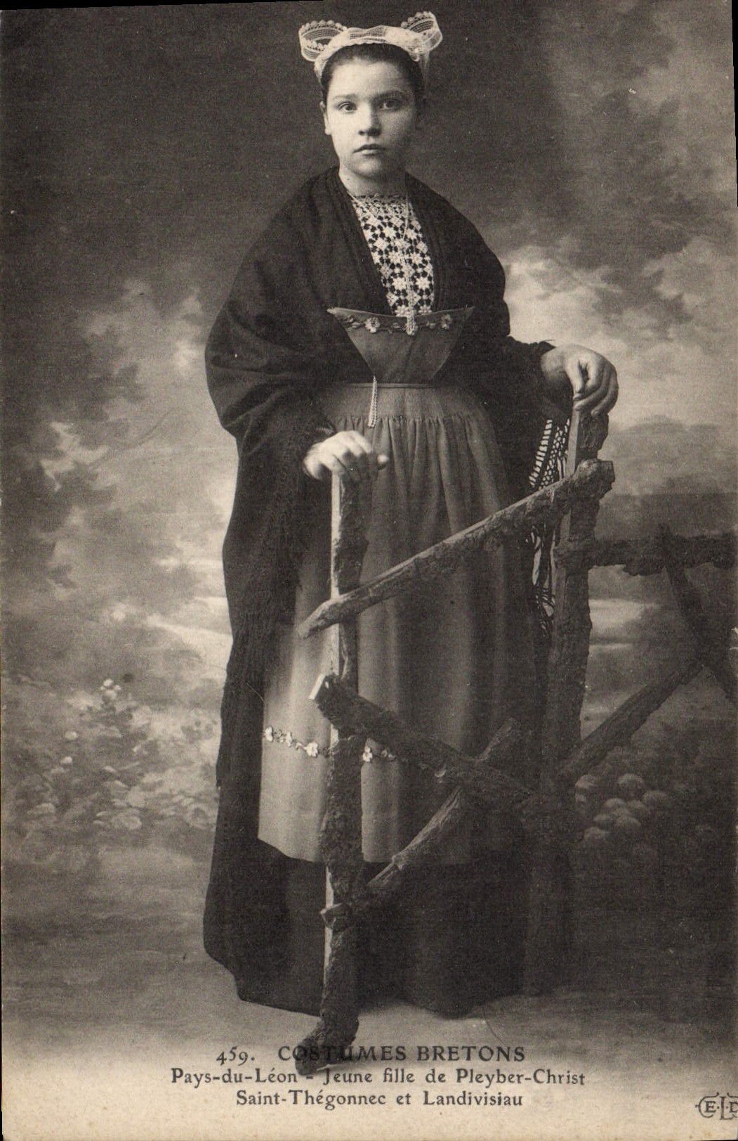 CPA Folklore Pays du Leon Jeune fille de Pleyber Christ Saint Thegonnec et landivisiau