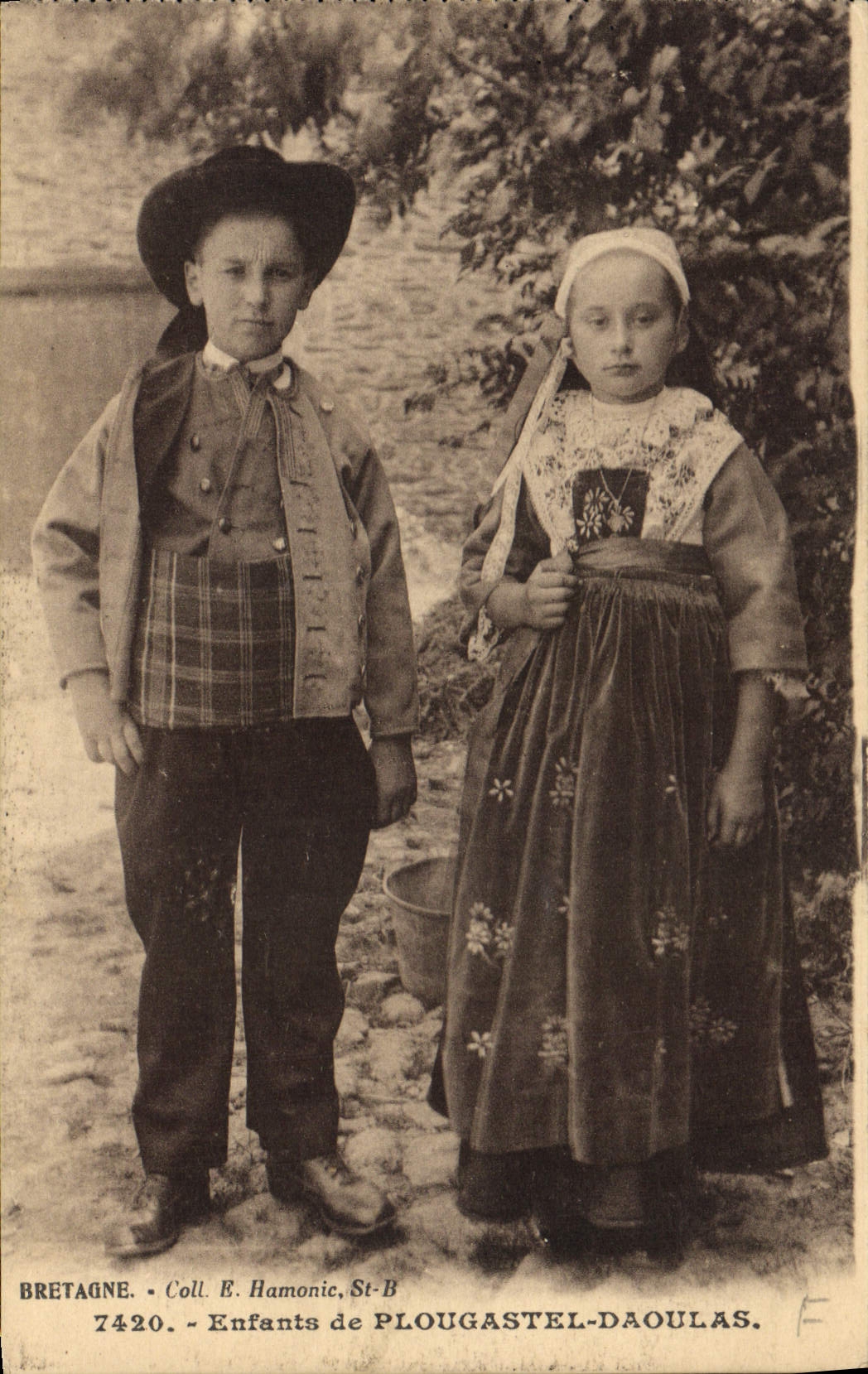 CPA Folklore Enfants de Plougastel Daoulas 