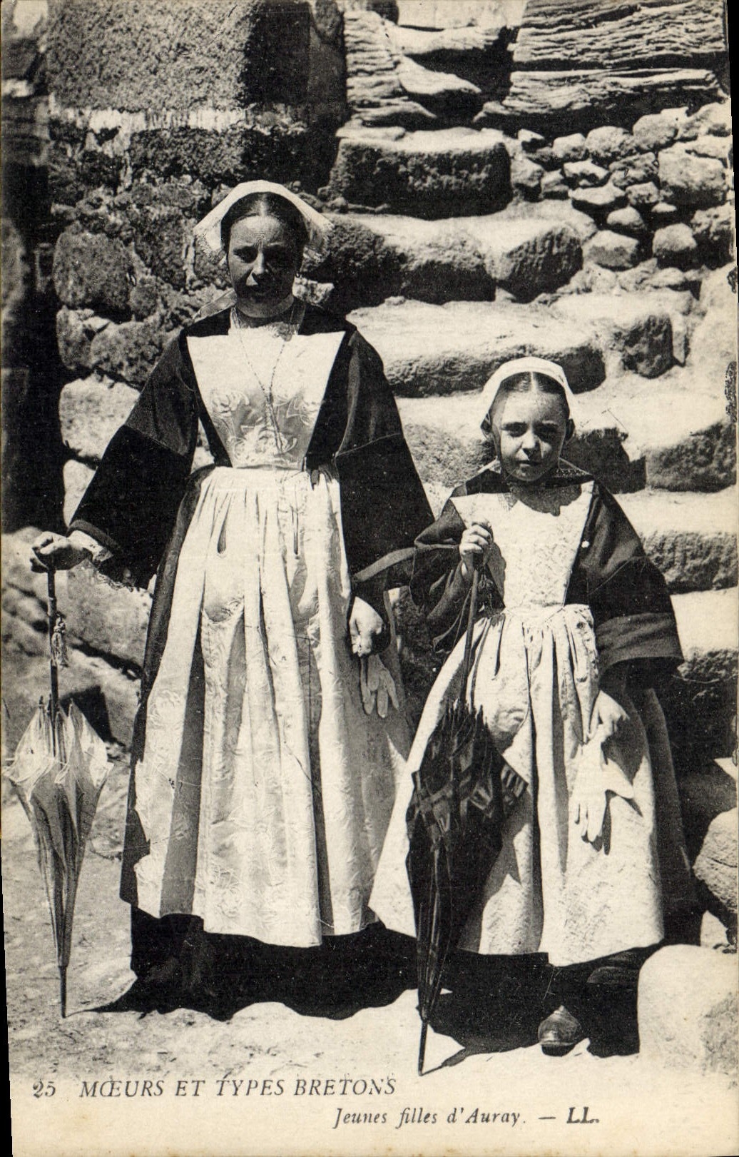 CPA Folklore Jeunes filles d'Auray