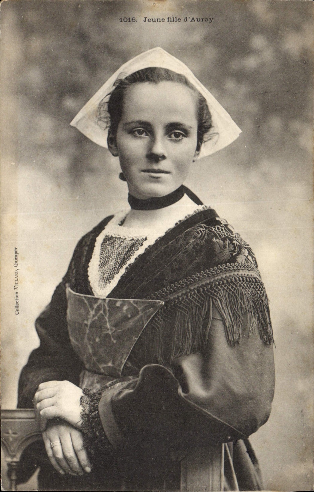 CPA Folklore Jeune fille d'Auray