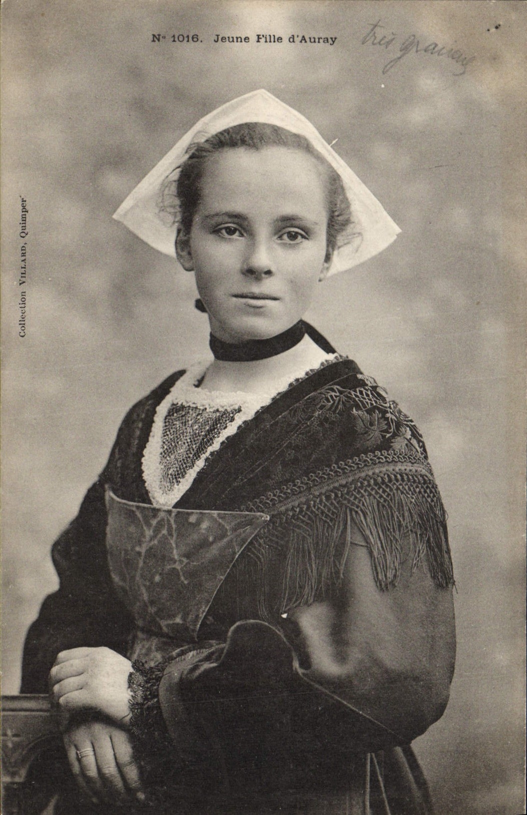 CPA Folklore Jeune fille d'Auray