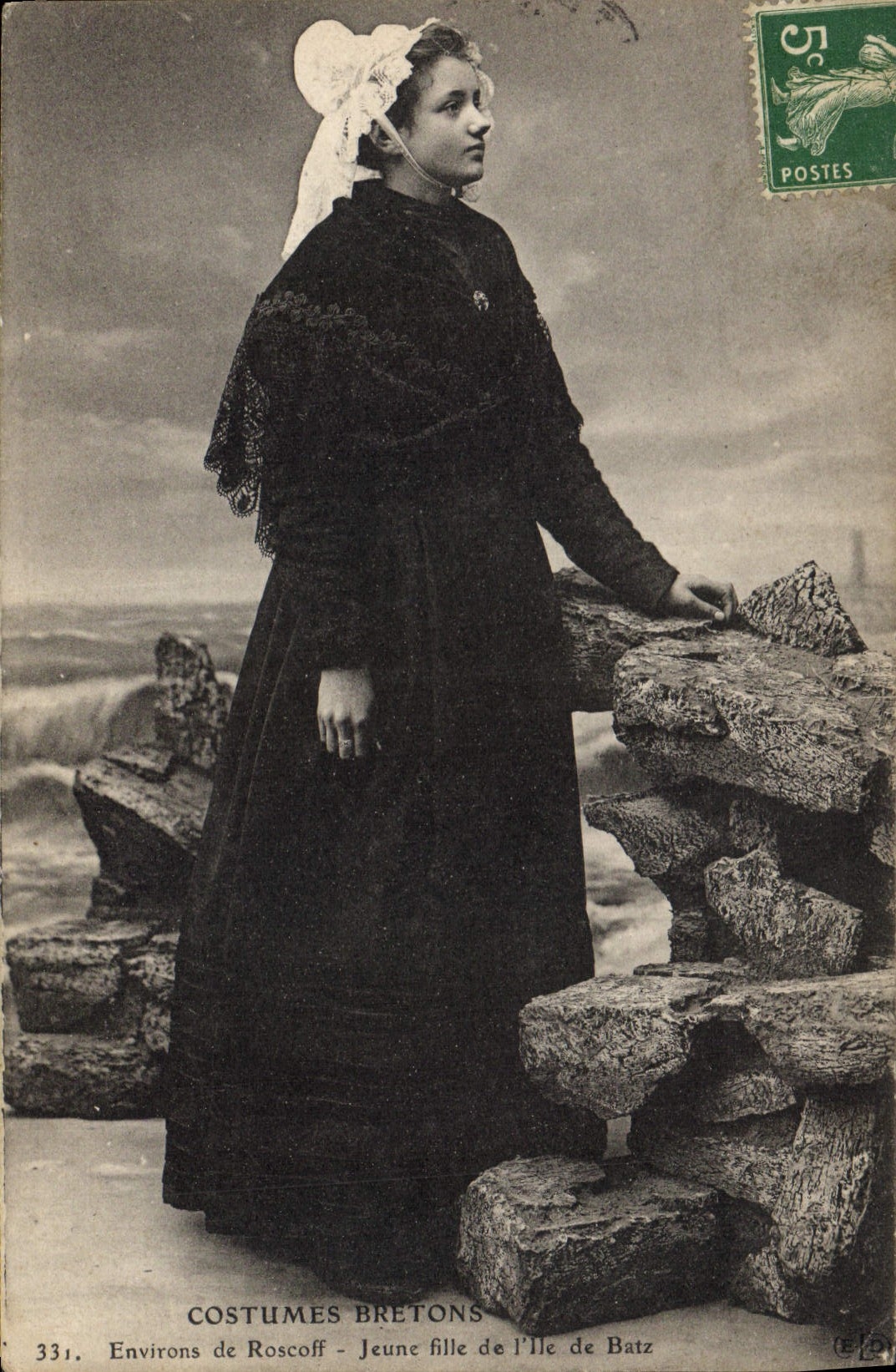 CPA Folklore Environs de Roscoff Jeune fille de l'Ile de Batz