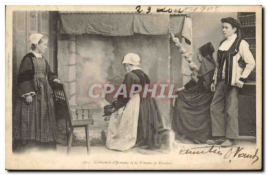 CPA Folklore Costumes d'homme et de femme de Pontivy