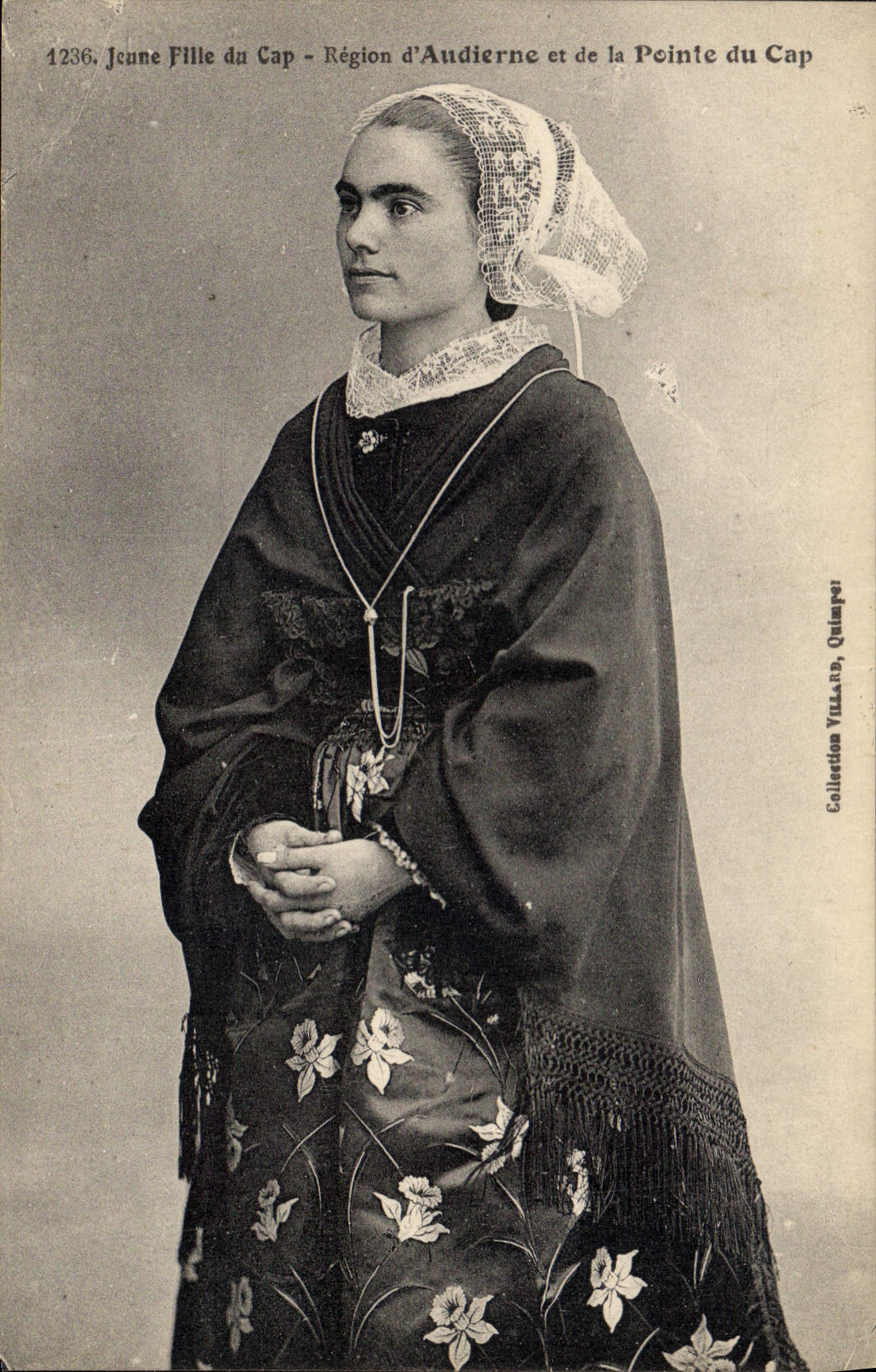 CPA Folklore Jeune fille du Cap Region d'Audierne et de la Pointe du Cap