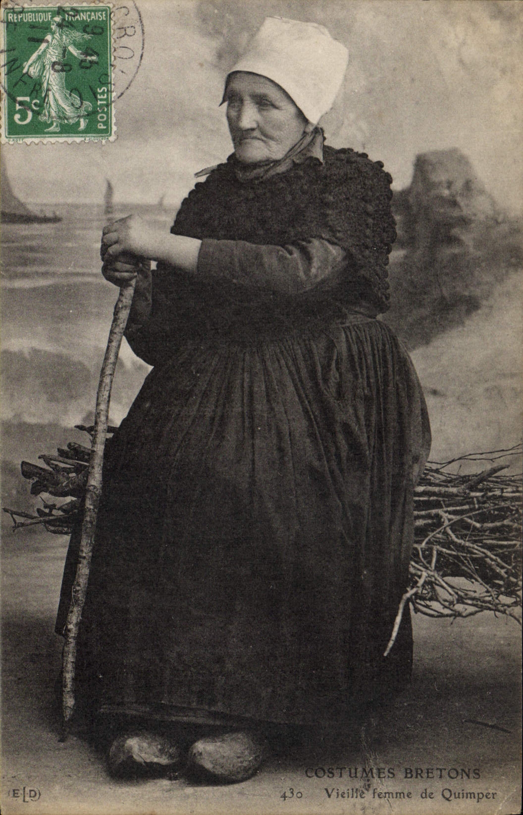CPA Folklore Vieille femme de Quimper