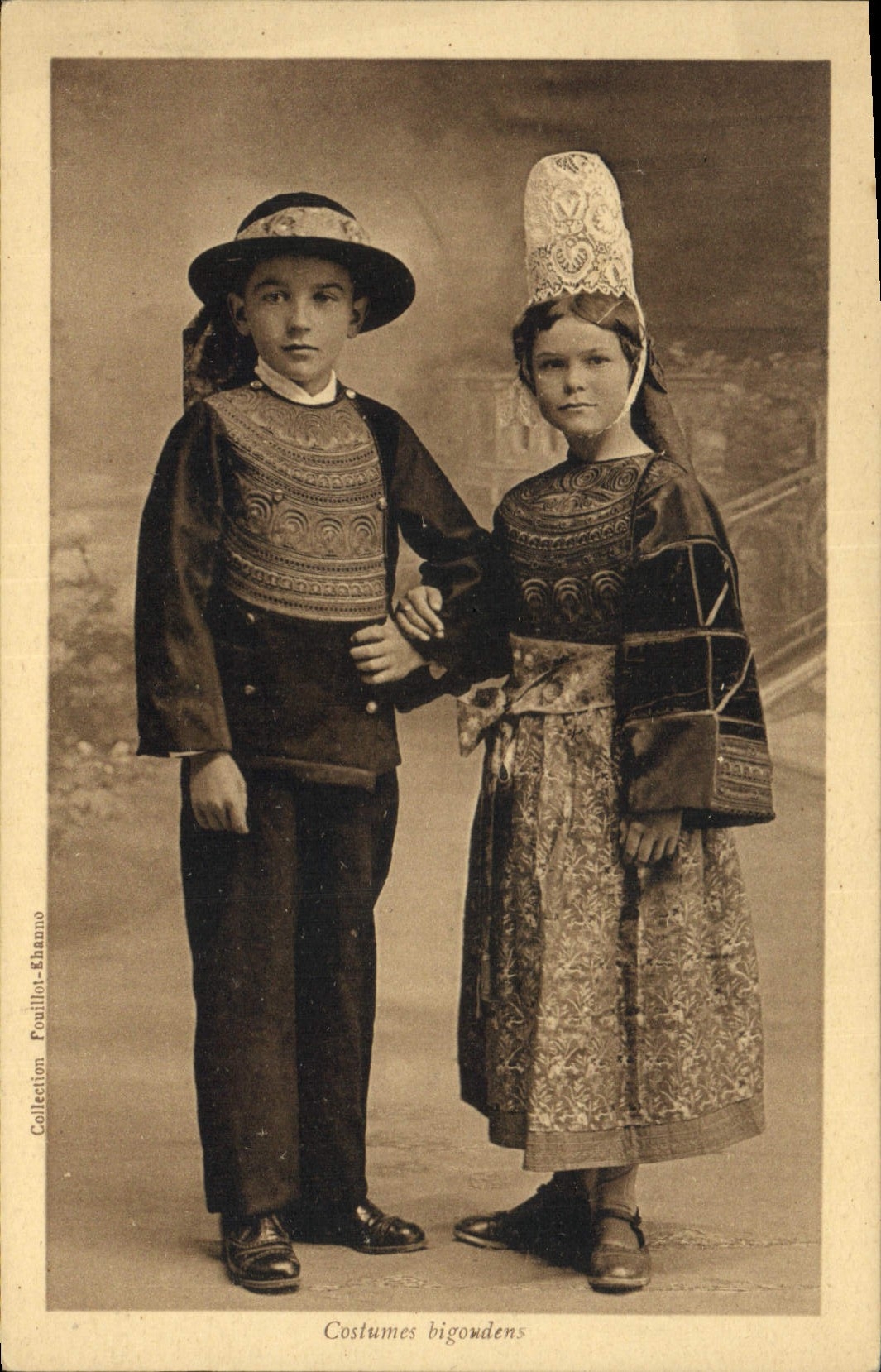 CPA Folklore Costumes Bigoudens Enfants
