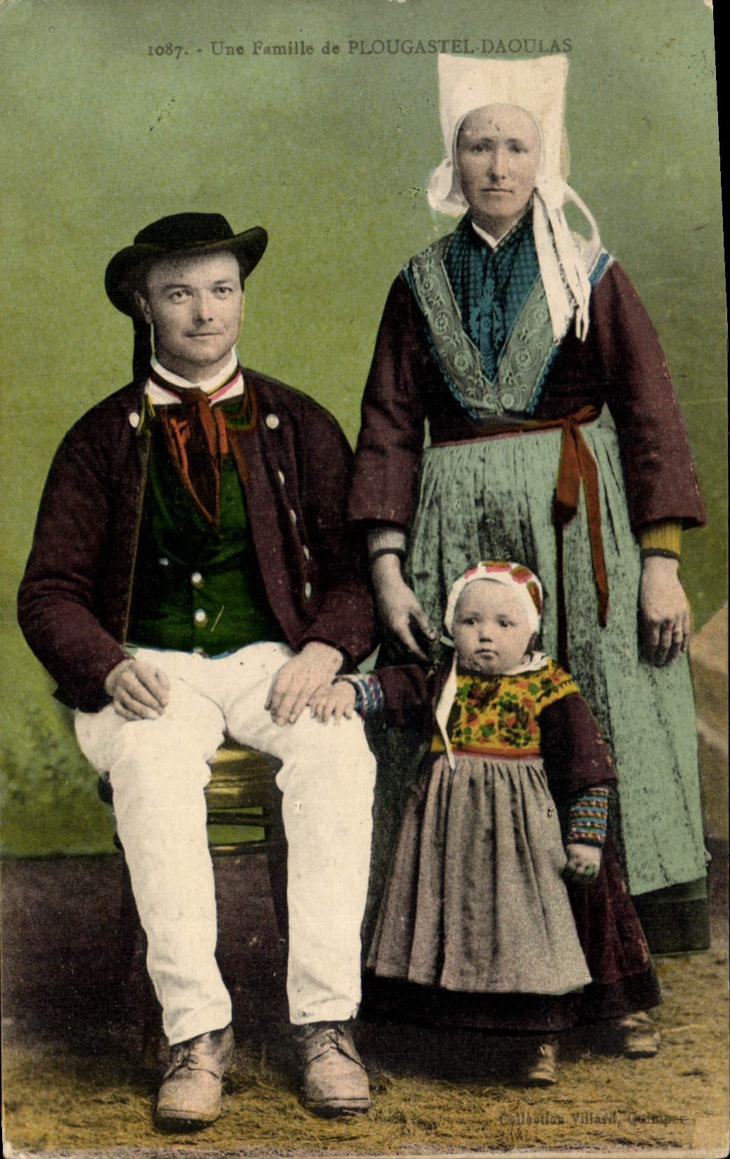 CPA Folklore Une famille de Plougastel Daoulas