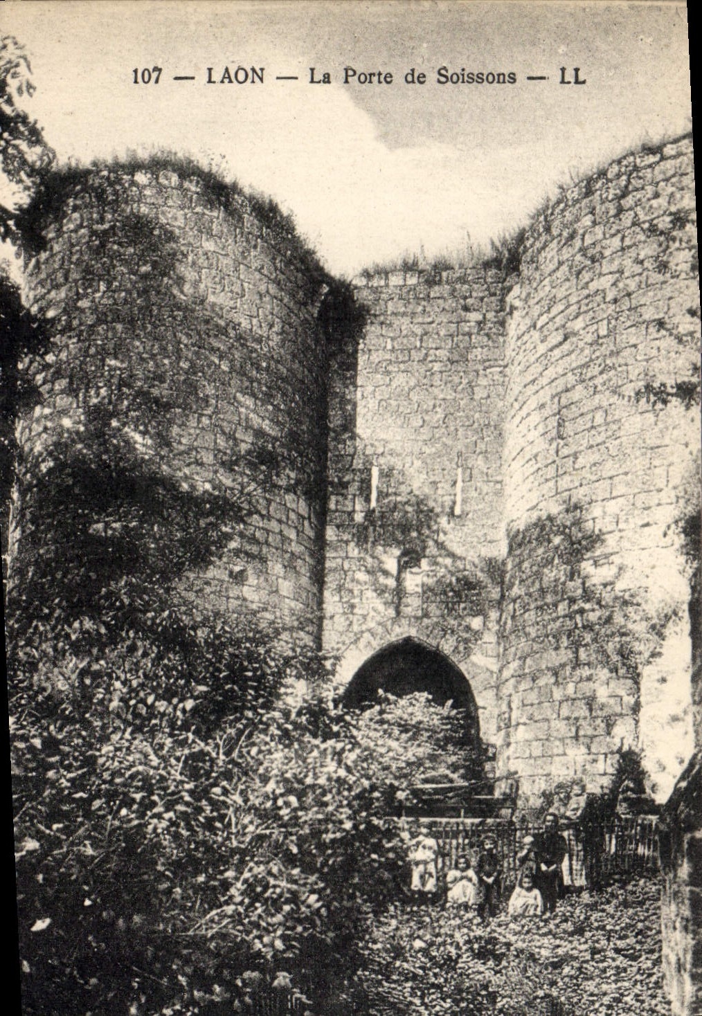 CPA Chateau Laon La porte de Soissons (animee)