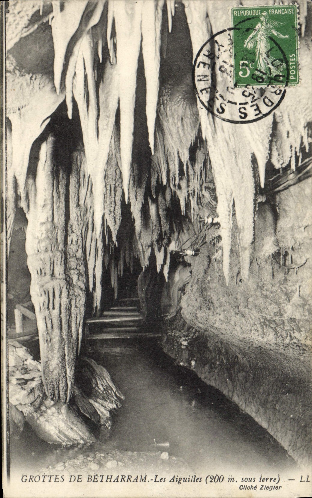 Grottes de Bétharram — Les Aiguilles (200 m. sous terre) — Cliché Ziegler