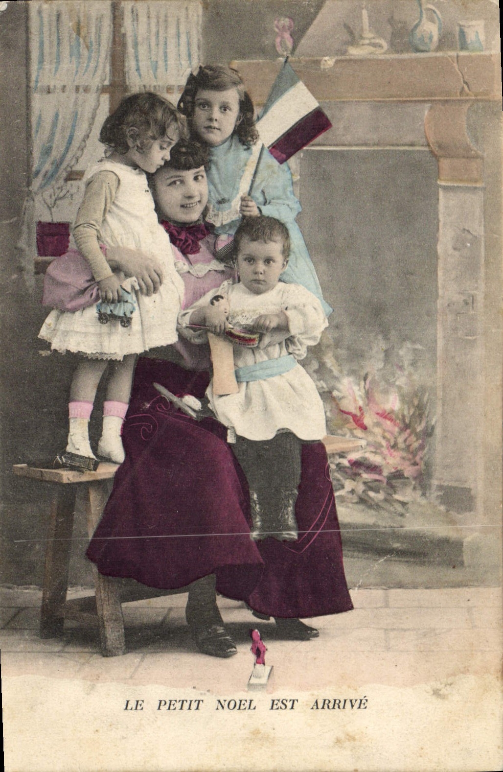 CPA Poupee Femme Enfants Le Petit Noel est arrive