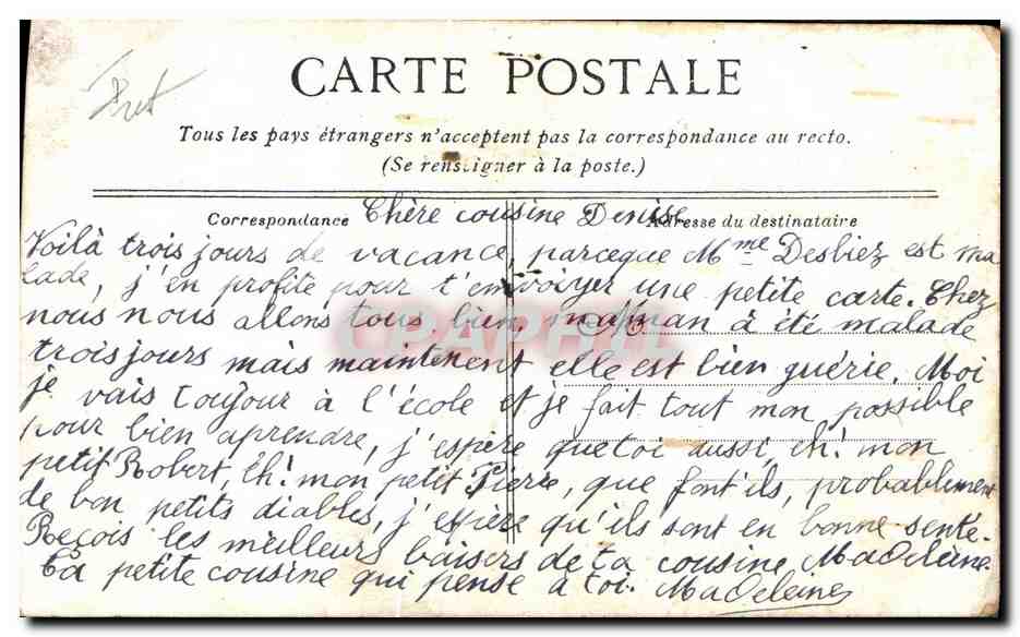 Fille en tenue de domestique — avec poupée et chien — texte imprimé 'TOUT EST EN ORDRE, ALLONS OUVRIR' — Verso