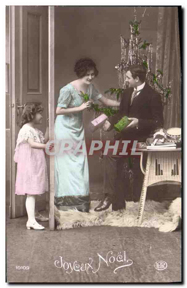 Famille devant un sapin de Noël — éditeur L. B. n° 10109