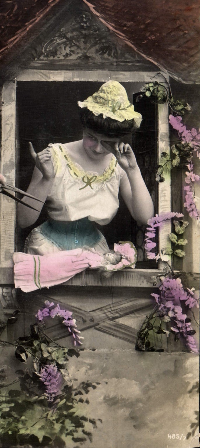 CPA Poupee Femme Cigogne 