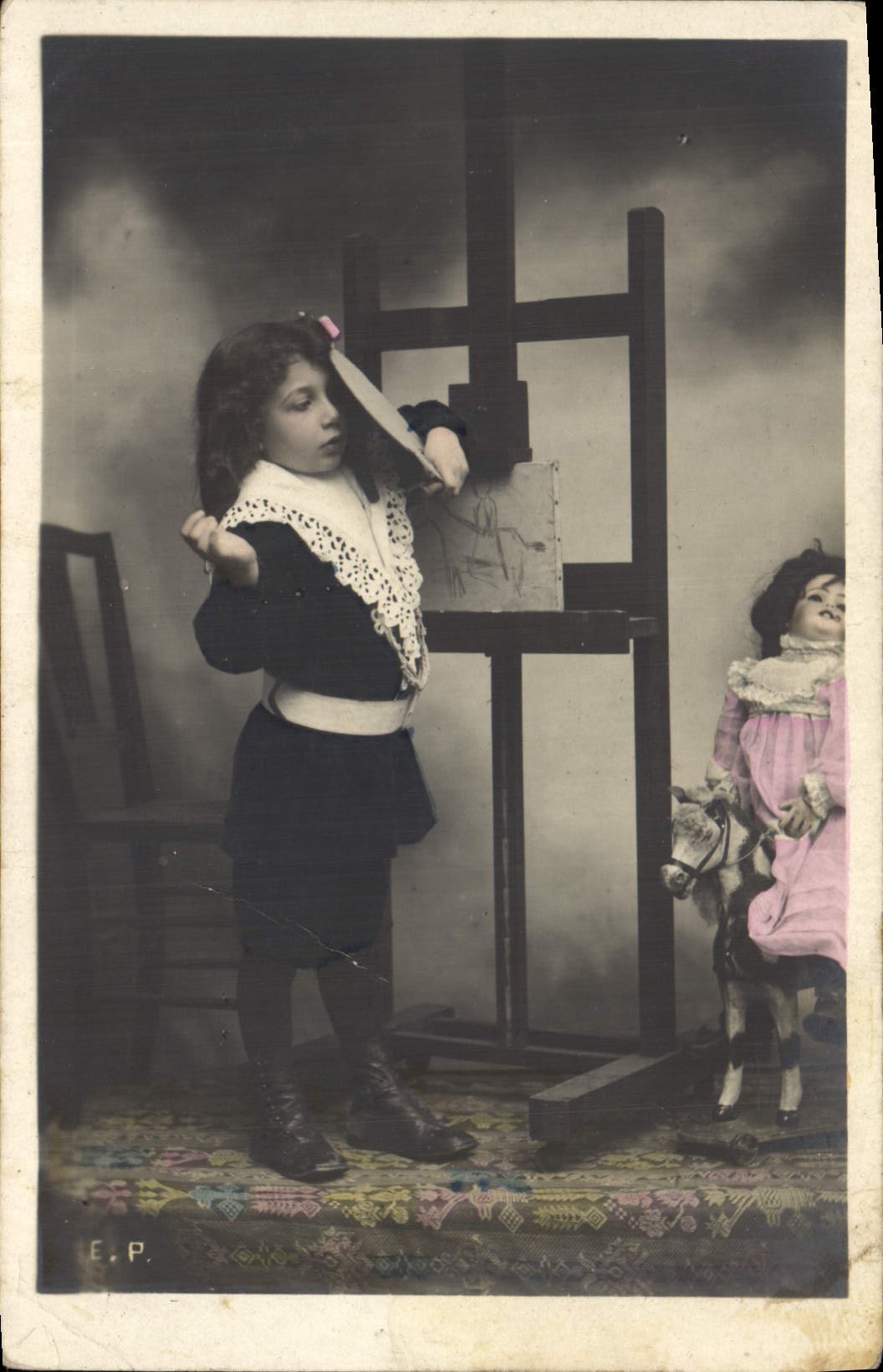 Petite fille peignant — studio — E.P. (Éditeur Paris)
