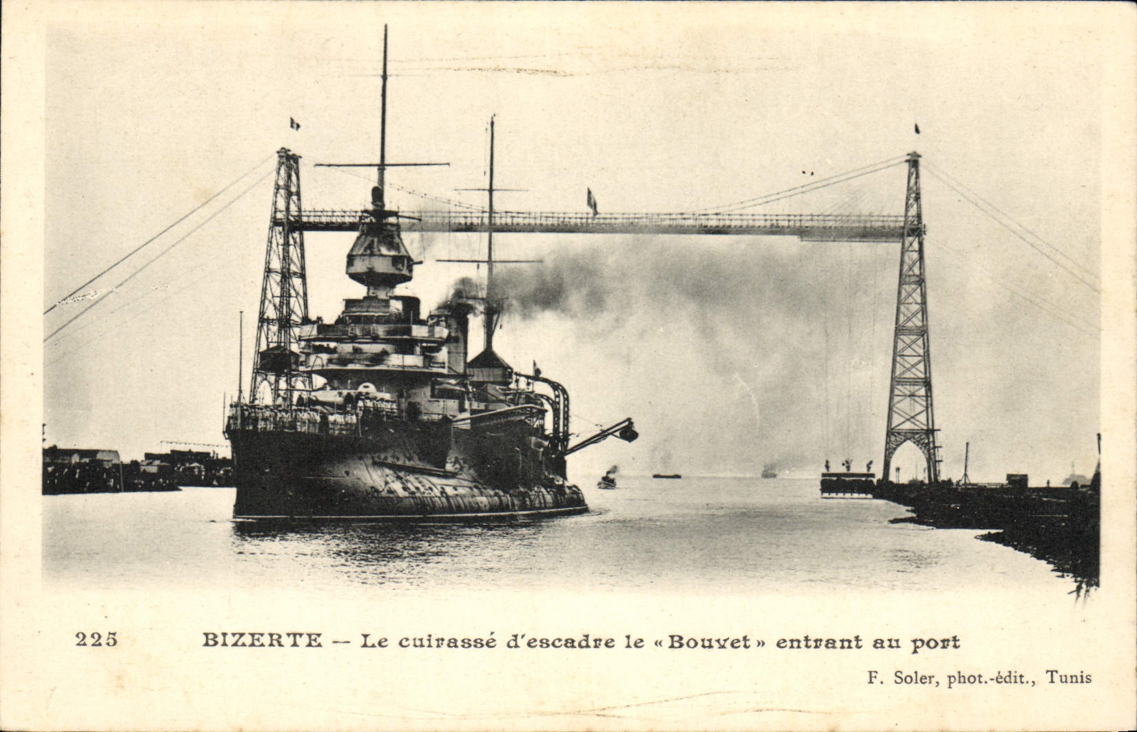 CPA Bateau de Guerre Le Cuirasse d'escadre Le Bouvet entrant au port