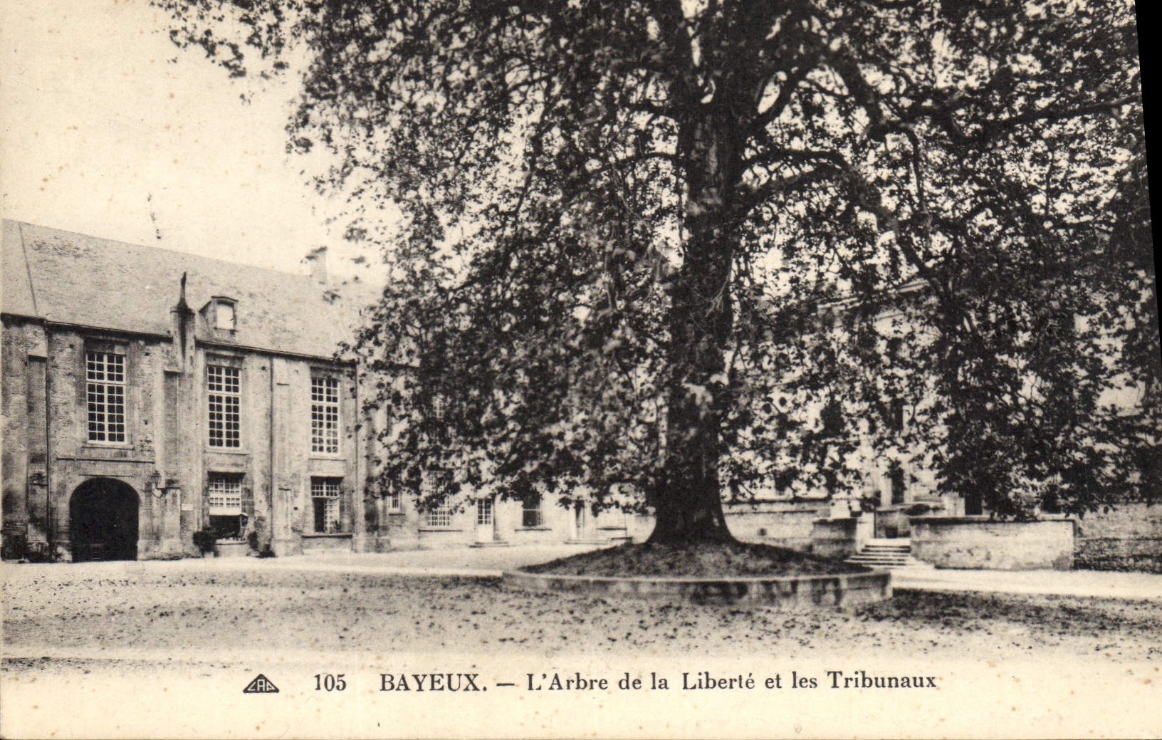 Bayeux — L'Arbre de la Liberté et les Tribunaux